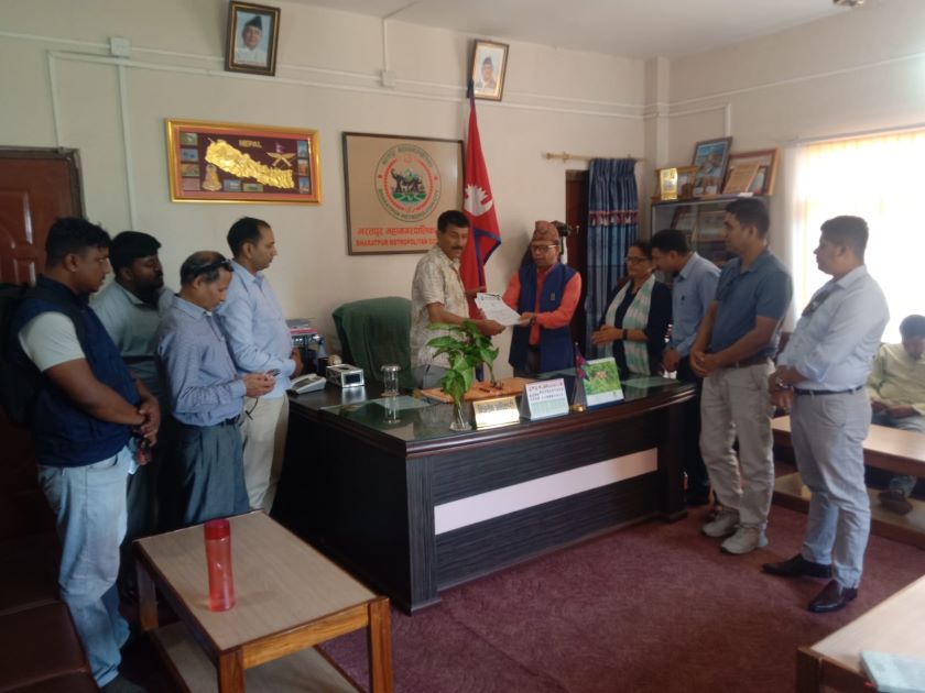 प्रेस सेन्टर चितवनले दसबुँदे माग राख्दै बुझायो ज्ञापनपत्र