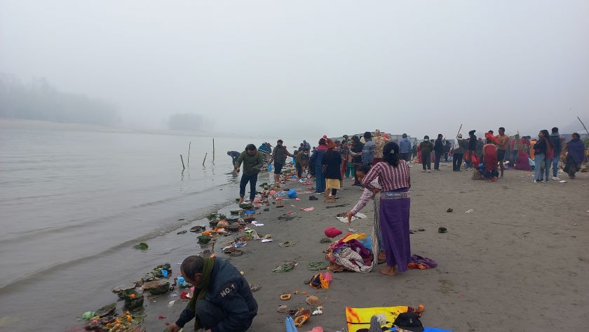 धार्मीक आस्थालाई कोरोनाले रोक्न सकेन, नारायणी नदीमा स्नान गर्नेको घुँईचो  (फोटो फिचर)