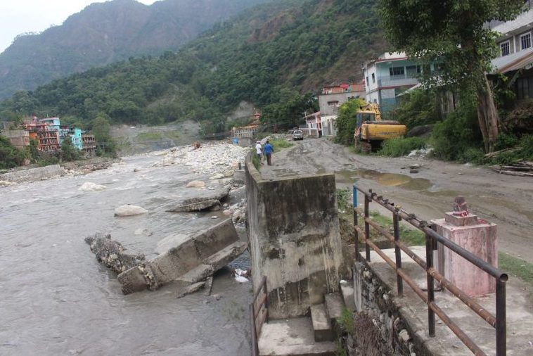 चितवनको ढुङ्ग्रे खोलामा तटबन्ध निर्माण थालियो