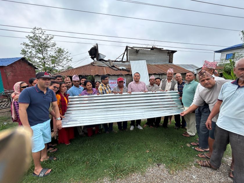 गोर्खाली समूहले गर्यो भण्डारीको घर पुनर्निर्माणका लागि जस्तापाता र निर्माण सामग्री सहयोग