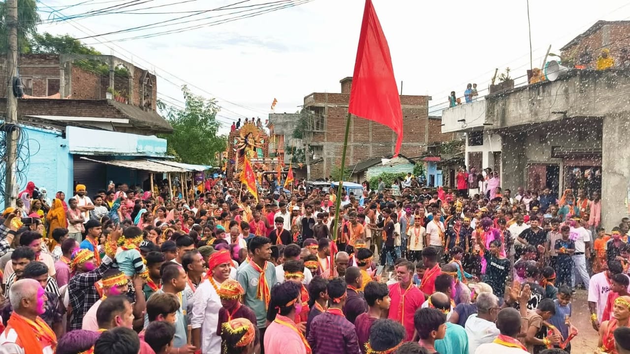 दुर्गादेवीको प्रतिमा सेलाउन जाने क्रममा झडप