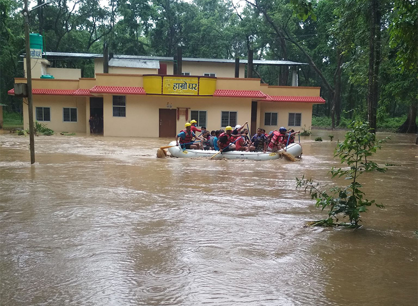 नारायणी नदीको भेल बस्ती पस्यो, ६ सय ८० जनालाई उद्धार, १ सय ३७ घर डुबायो