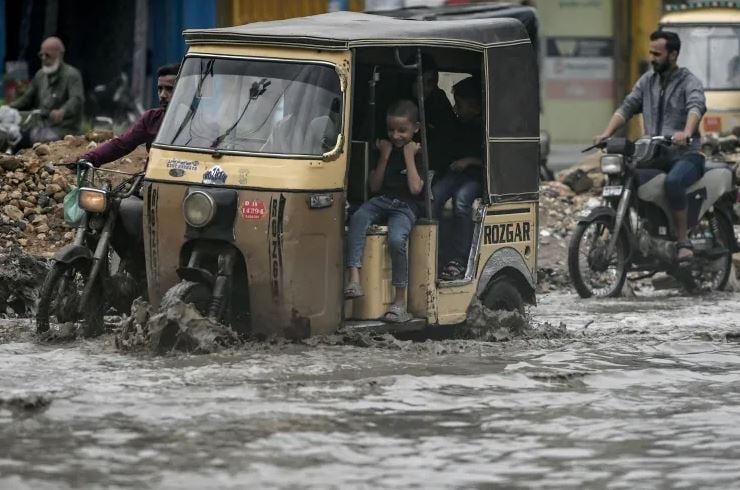 पाकिस्तानमा भारी वर्षापछि आएको बाढीका कारण २४ जनाको मृत्यु