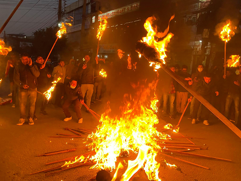 प्रचण्डको गृहजिल्लामा ओलीविरुद्ध राँको बोकेर सडकमा आए नेता–कार्यकर्ता (फोटोफिचर)