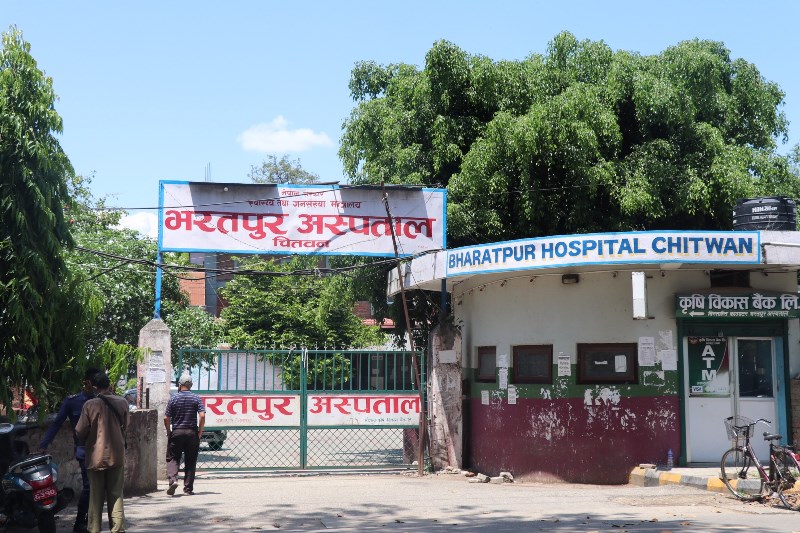 भरतपुर अस्पतालको फार्मेसीमा औषधि नहुँदा प्रभावकारी भएन स्वास्थ्य बीमा कार्यक्रम