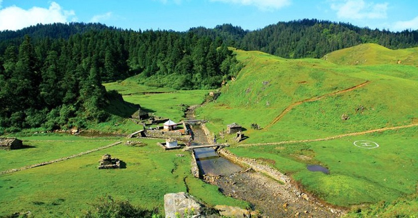 हेलिटुरमार्फत मन्त्री आलेसहित २०० बढी पर्यटकले गरे खप्तड अवलोकन