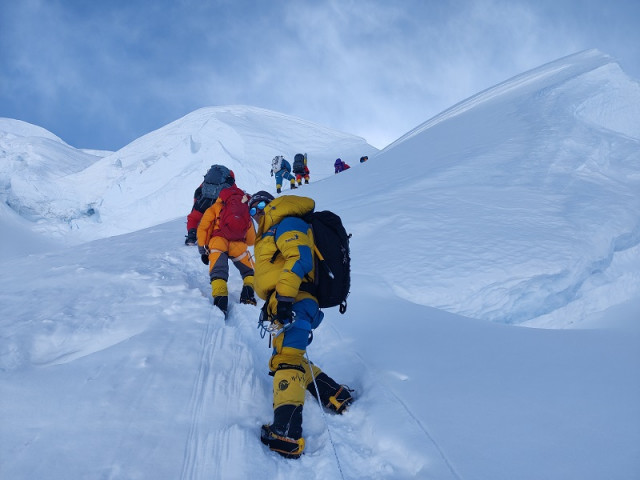 हिमाल आरोहण व्यवस्थापनका लागि सरकारले तोक्यो ७७ सम्पर्क अधिकृत