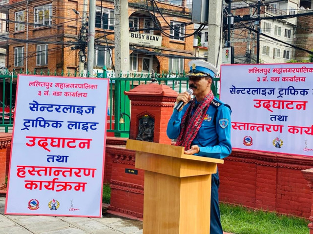 सरस्वती मन्दिर चोकमा जोडियो ट्राफिक बत्ती