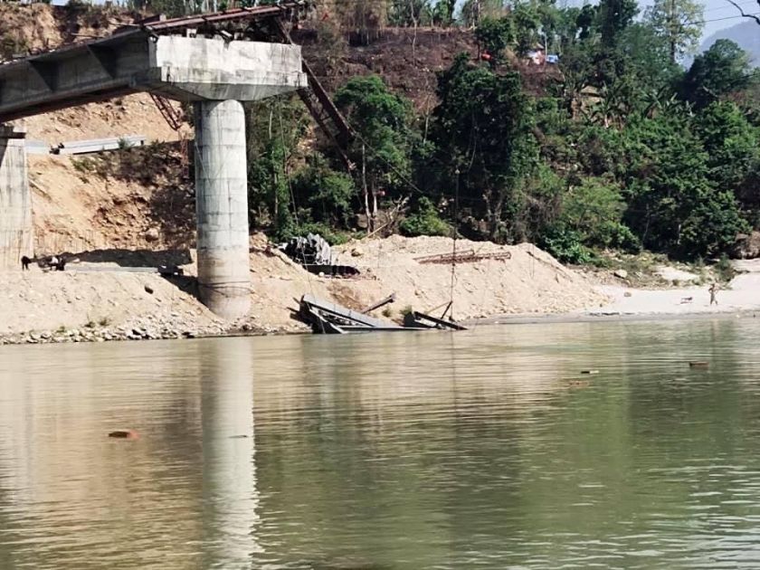 ठिमुरा–देवघाट पुलको अर्को स्ल्याप पनि भाँचियो, सात घाइते, दुई जना बेपत्ता