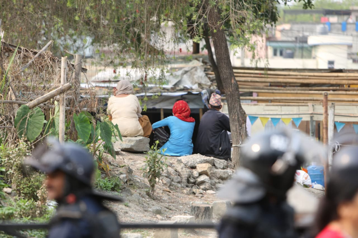 थापाथलीमा डोजरको त्रासमा निसास्सिएका सपनाहरूः घर भत्किँदा टुटेको मान्छेको सहारा (फोटो फिचर)