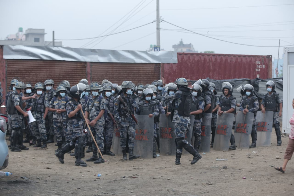 प्रहरीको घेराउबीच सुकुम्बासीहरु विस्थापित हुँदै