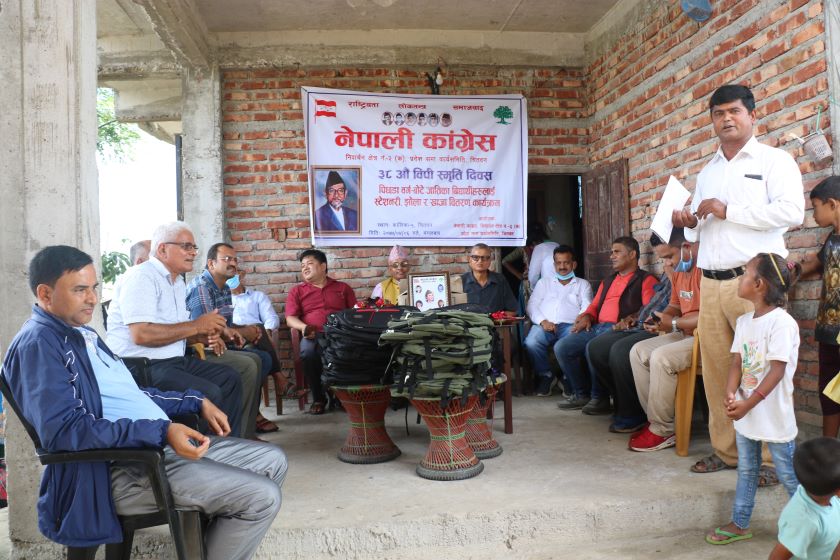 विपी कोईरालाको ३८ औं स्मृति दिवसमा बोटे विद्यार्थीलाई शैक्षिक सामाग्री प्रदान