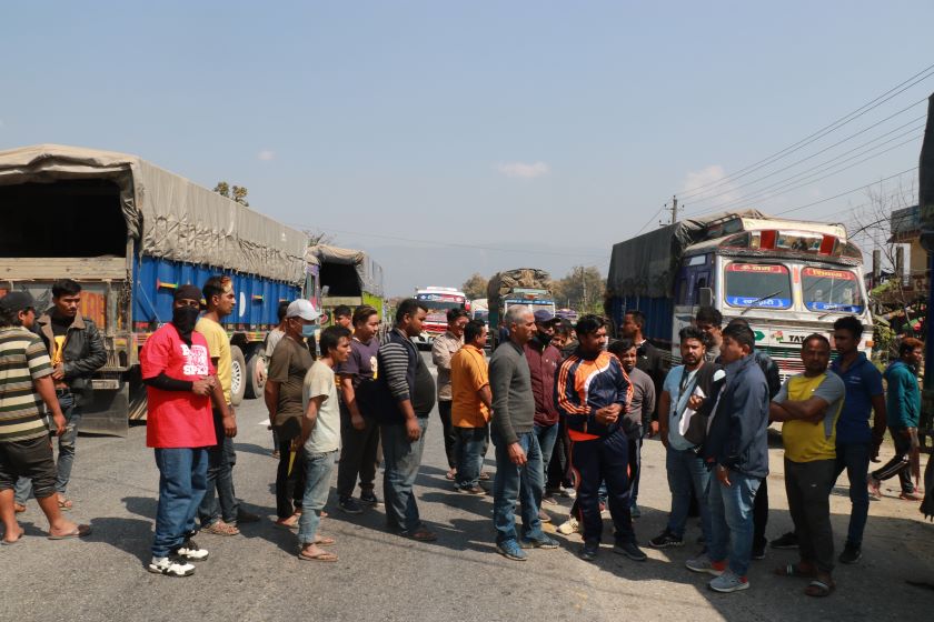 ढुवानी भाडा बढाउनु पर्ने माग गर्दै देशैभरीका ट्रक व्यवसायीले थाले आन्दोलन