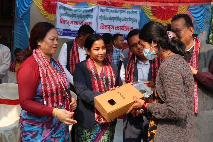 भरतपुर महानगरका १७ घरधुरीले पाए निःशुल्क विद्युत मिटर बक्स , जडान समेत फिरिमै हुने