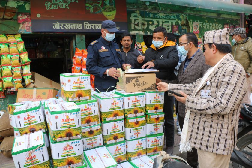 पुतलीबजारको गोरखनाथ किराना स्टोर्सलाई ठाउँका ठाउँ ३ लाख रुपैया जरिवाना (भिडियोसहित )