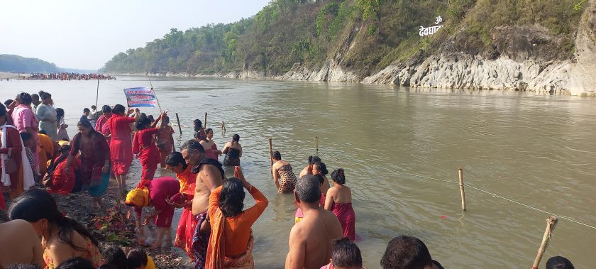 नयाँ वर्ष २०७९ को पहिलो दिन देवघाटधाममा स्नान गर्ने तिर्थालुको भीड (फोटो फिचर)