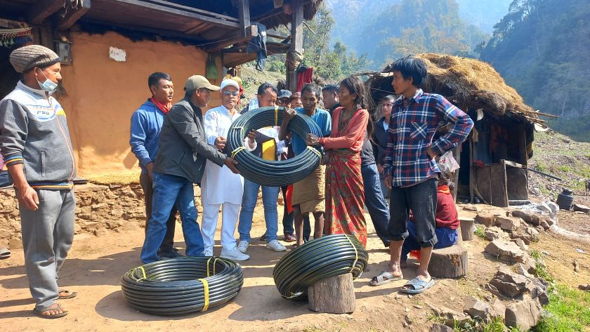 बरिष्ठ समाजसेवी टंकनाथ पौडेलद्वारा वन मान्छेलाई खानेपानी पाईप हस्तान्तरण