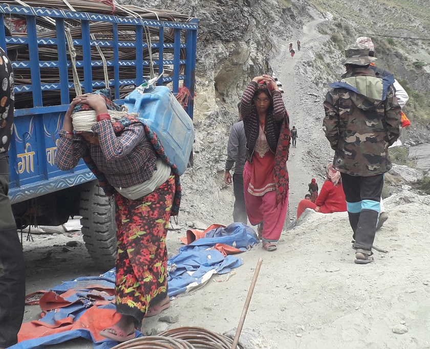 मजदुरी गर्ने भन्छन्– हामीहरूलाई दलको रंग नदिनुहोस्, हामी कसैका पनि होइनौँ