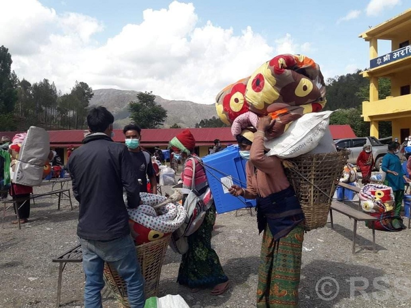 रोल्पाका अग्निपीडितलाई राहत सामग्री हस्तान्तरण