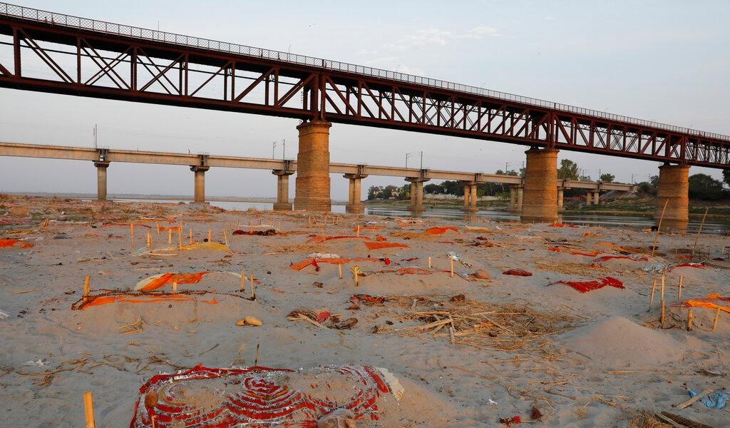 कोभिड–१९ महामारीबीच गङ्गा नदी किनारामा शवको थुप्रो