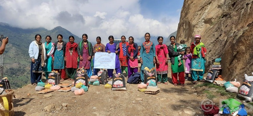 कुपोषित बालबालिकालाई पोषणयुक्त आहार वितरण