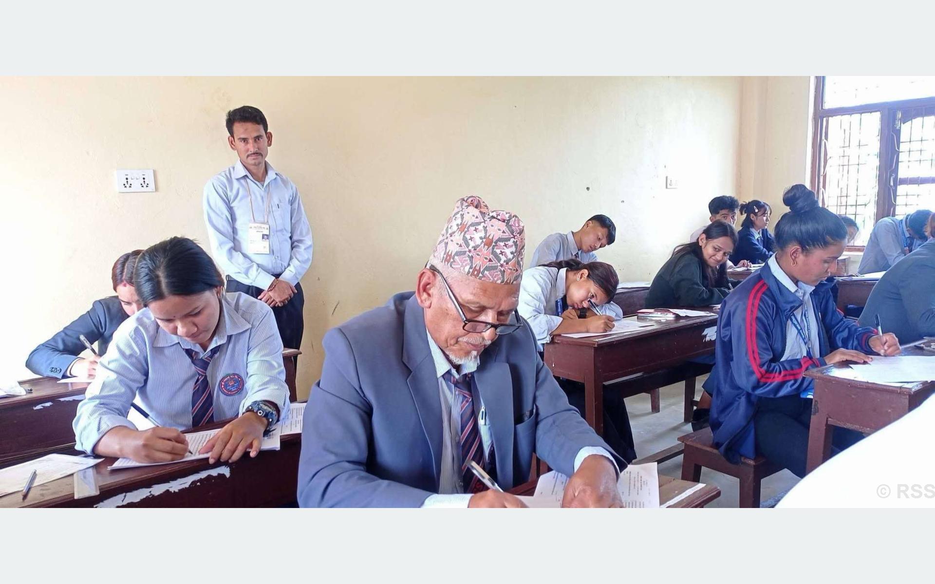 कक्षा १२ को परीक्षा दिँदै ६८ वर्षीय लालबहादुर