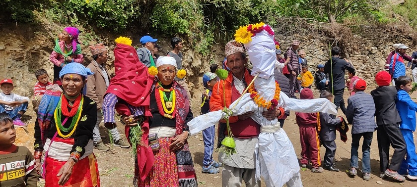 हुम्लाका ठकुरी बस्तीमा धुमधाम मनाइँदै गौरा पर्व