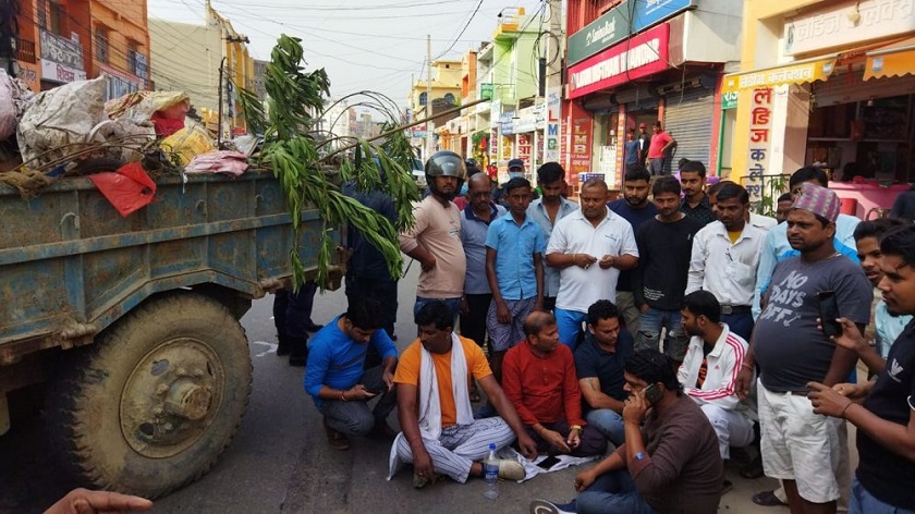 फोहोर व्यवस्थापनमा ध्यान नदिएको भन्दै वडाध्यक्षले थुपारे नगरप्रमुखको घर अगाडि फोहोर