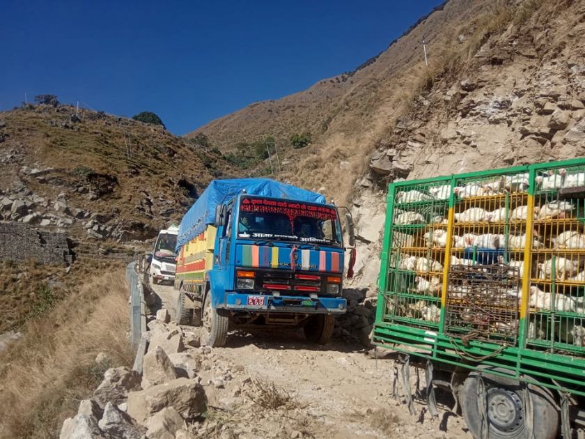 कर्णाली राजमार्गको स्तरोन्ती नहुँदा यात्रुलाई सास्ती