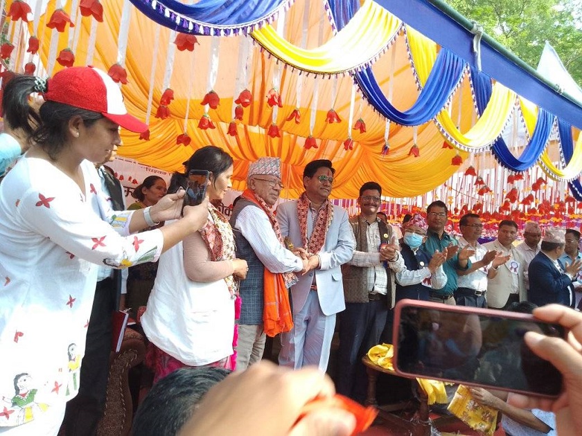 एमालेबाट निर्वाचित मेयर अशोक चन्द समाजवादीमा प्रवेश, माधव नेपालले गरे स्वागत