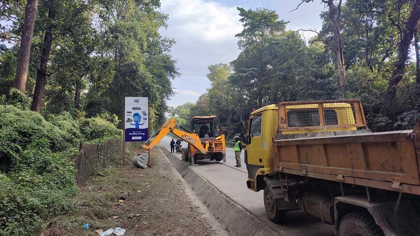 राजमार्ग आसपासका होर्डिङ बोर्ड र अस्थाई भौतिक संरचनाहरू भत्काउँदै सडक डिभिजन