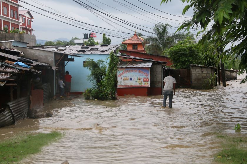 नारायणी नदी बौलाएपछि दर्जनौको बनायो बिचल्ली (फोटो फिचर)