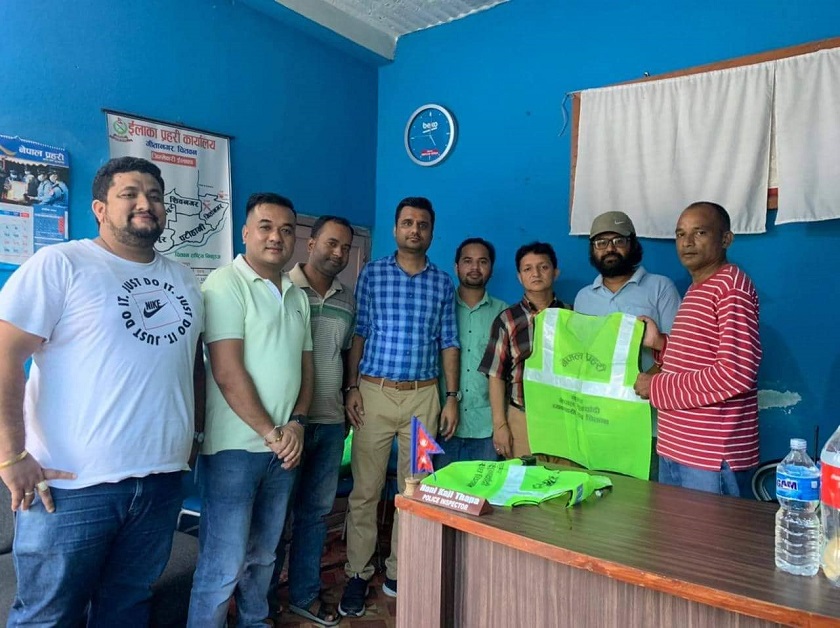 सुनचांँदी व्यवसायी संघ चितवनद्धारा प्रहरीलाई ३५ थान ज्याकेट प्रदान तथा शुभकामना आदान प्रदान