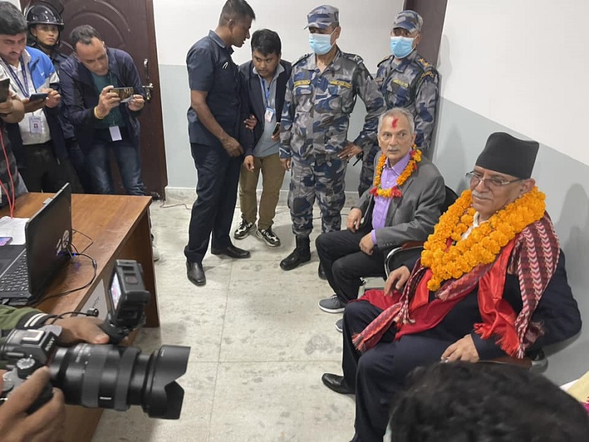 गोरखा- २ बाट प्रचण्डले गराए उम्मेदवारी दर्ता