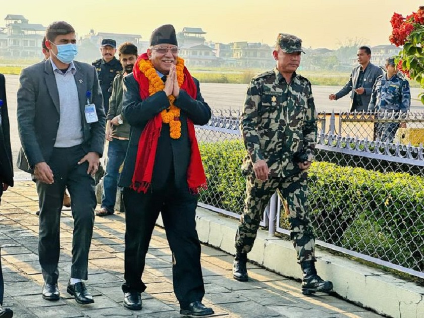 मतदान गर्न प्रचण्ड चितवनमा