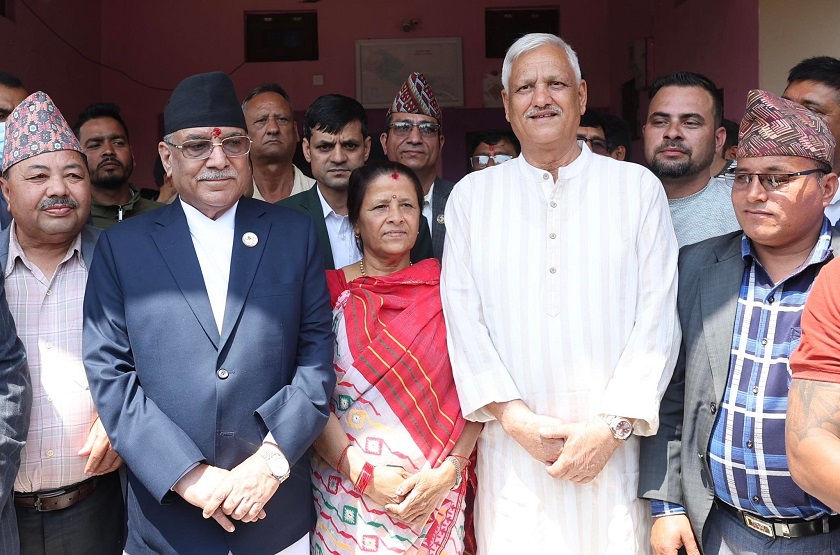 लेखराजलाई भेट्न कैलाली पुगे प्रधानमन्त्री प्रचण्ड