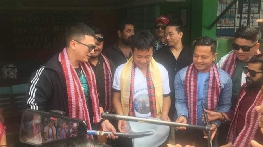 पल शाहसहित कलाकारलाई बेल्चा दिँदै हर्क साम्पाङले भने : जय श्रम अभियान !