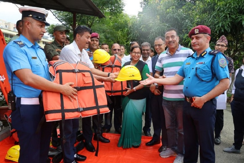भरतपुर महानगरपालिकाद्वारा विपद्का उद्धार सामग्री हस्तान्तरण