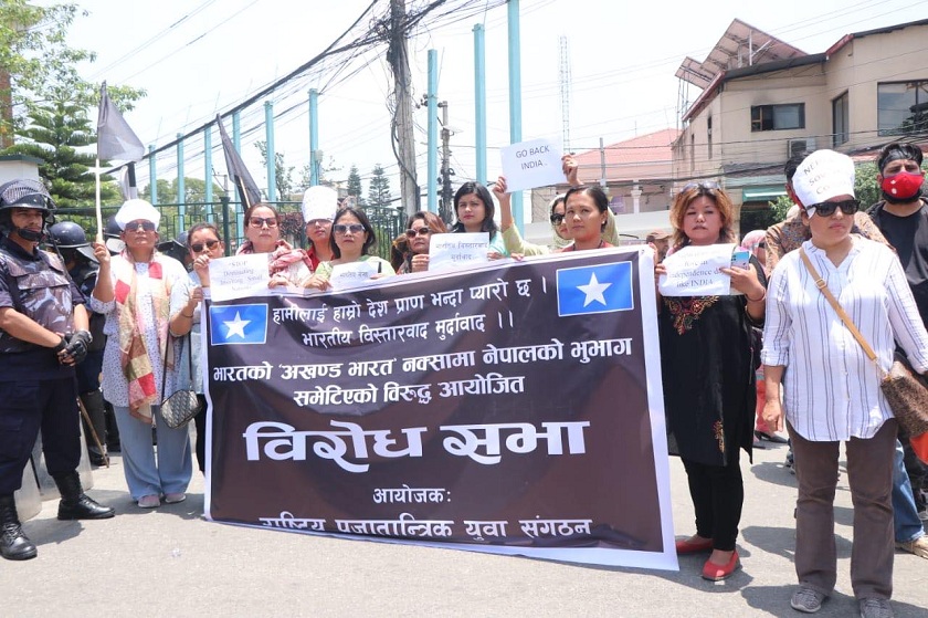 भारतीय दूतावास अगाडि राप्रपाकाे युवा संगठनले जलायो ‘अखण्ड भारत’काे नक्सा
