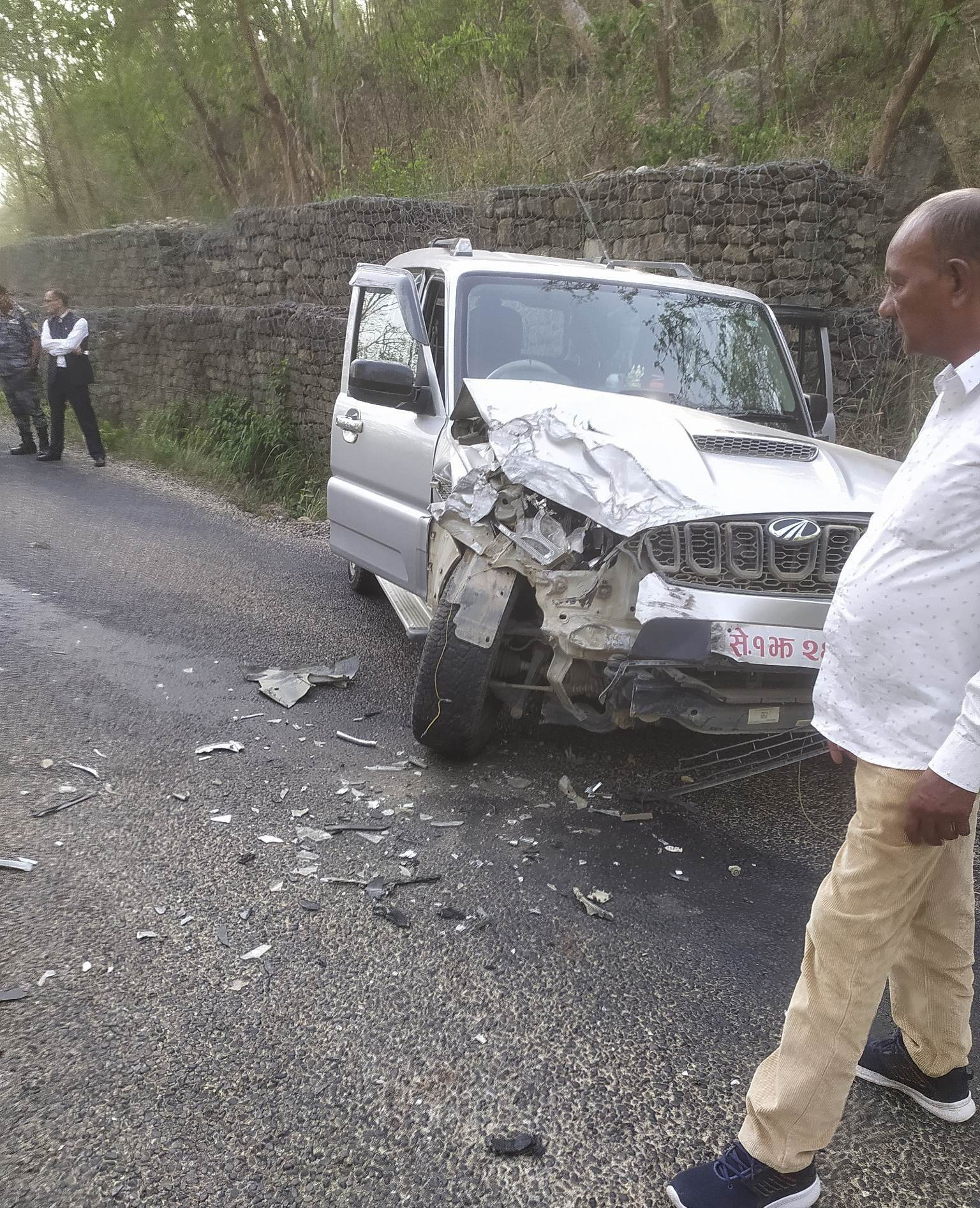 कैलालीका प्रमुख जिल्ला अधिकारी चढेको गाडी दुर्घटना