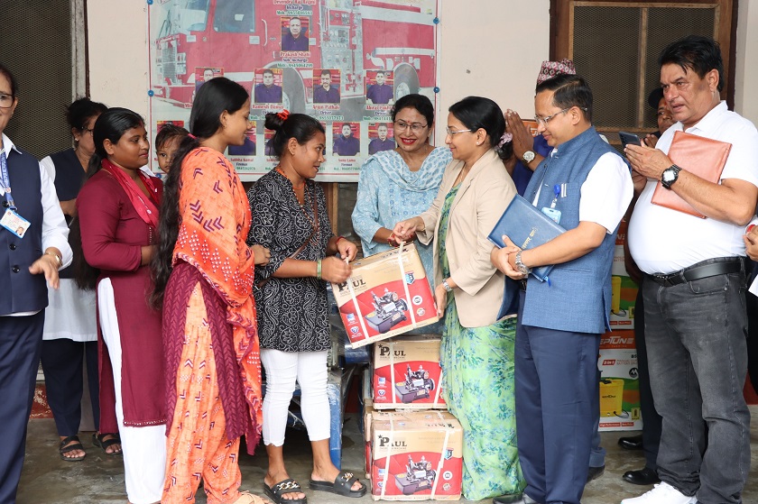 भरतपुर महानगरले लघु उद्यमीलाई दियो प्रविधिका सामान