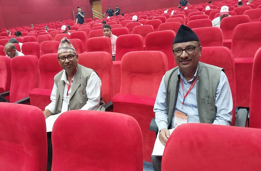 एमाले लुम्बिनी अधिवेशन : अध्यक्षका प्रत्यासी कँडेल र रिजालले सँगै गरे मतदान