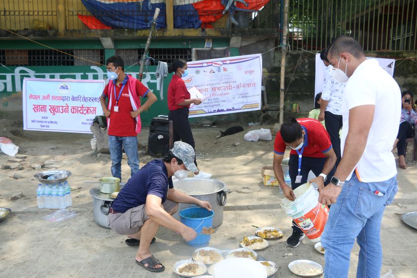 नेपाल जर्नी संस्थाद्वारा बेवारिसेहरुको भोजनमा सहयोग