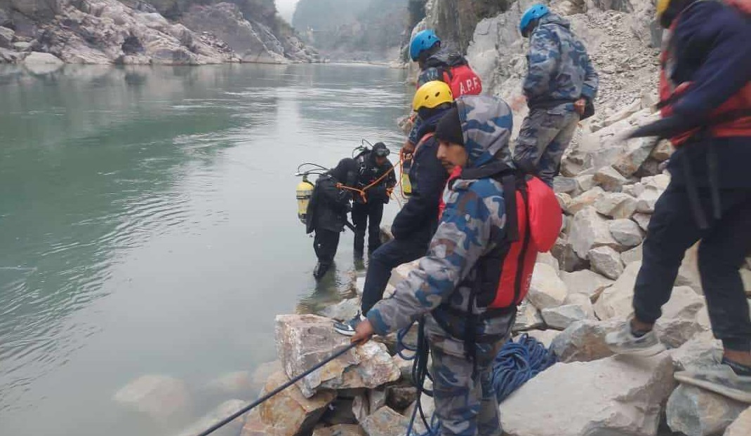 त्रिशूलीमा खसेको गाडी फेला पर्‍याे, यात्रु खोज्दै गोताखोर टोली