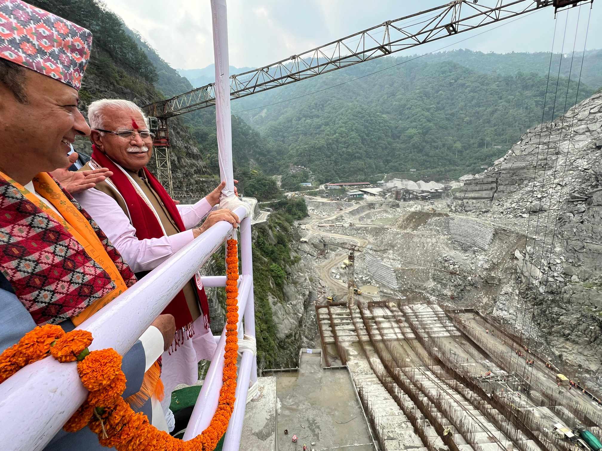 अरुण तेस्रो जलविद्युत् आयोजनाको भ्रमणका लागि पुगे भारतीय मन्त्री खट्टर