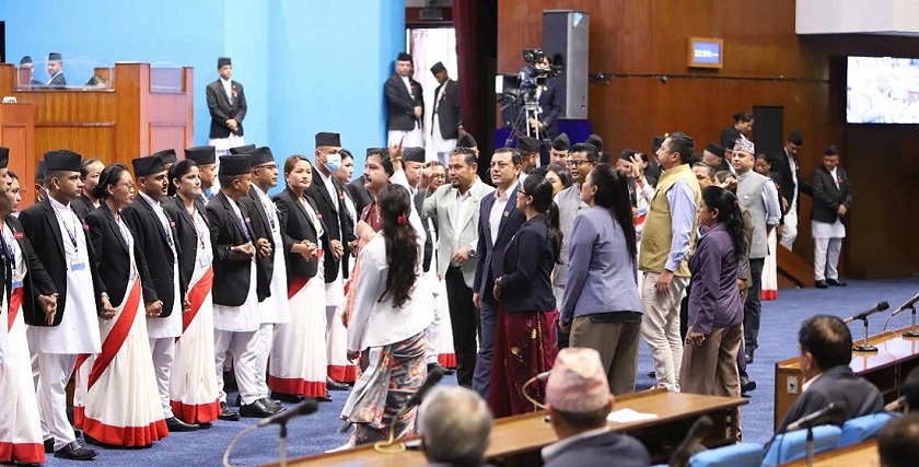 रास्वपा सांसदहरू वेल अगाडि पलेँटी कसेर बसे