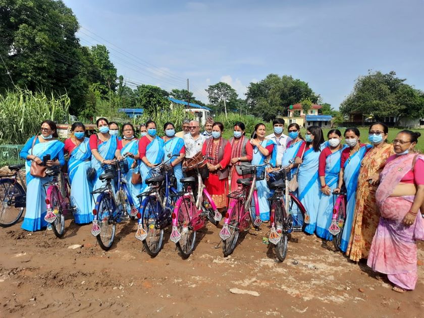 भरतपुर वडा नम्वर १० ले गर्यो महिला स्वास्थ्य स्वयंसेविकाका लागि साइकल हस्तान्तरण