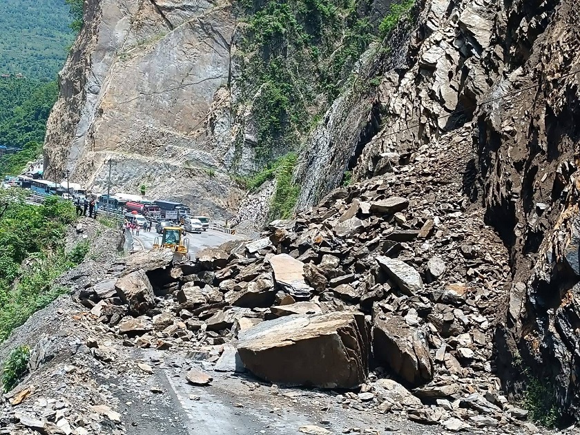 सुक्खा पहिरो खसेर नारायणघाट-मुग्लिन सडक अवरुद्ध