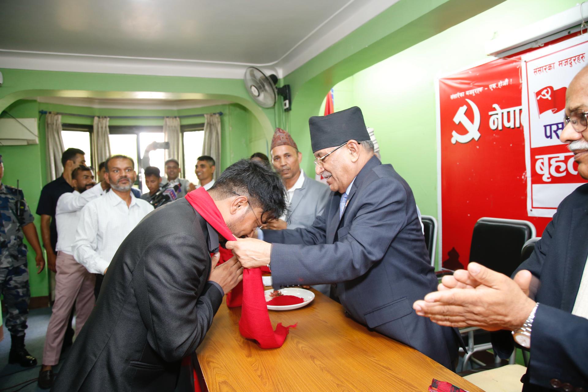 कलाकार बाबा पाख्रिनसहित सयौँ जना माओवादीमा प्रवेश