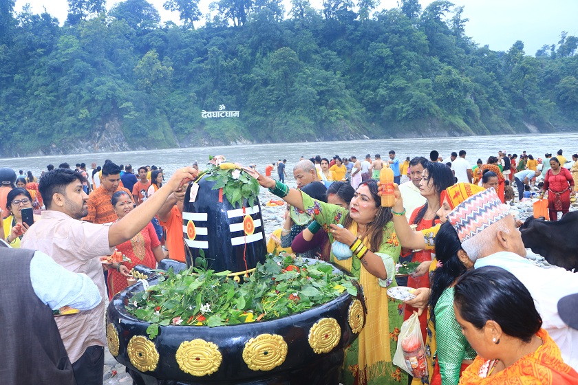 साउनको पहिलो सोमबार देवघाटमा पूजाआजा गर्दै भक्तजन